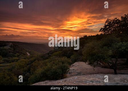 Roter Sonnenuntergang in der Plana de Vic von der Eremitage Sant Feliuet de Savassona (Osona, Barcelona, Katalonien, Spanien) Stockfoto