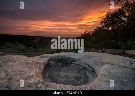 Roter Sonnenuntergang in der Plana de Vic von der Eremitage Sant Feliuet de Savassona (Osona, Barcelona, Katalonien, Spanien) Stockfoto