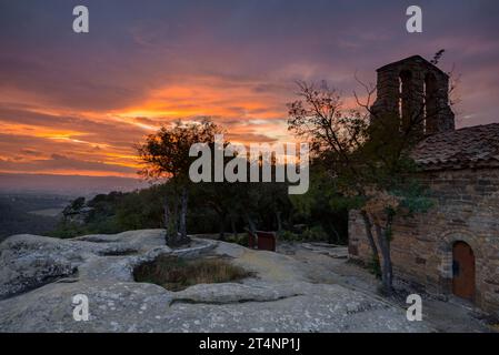 Roter Sonnenuntergang in der Plana de Vic von der Eremitage Sant Feliuet de Savassona (Osona, Barcelona, Katalonien, Spanien) Stockfoto