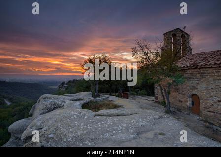 Roter Sonnenuntergang in der Plana de Vic von der Eremitage Sant Feliuet de Savassona (Osona, Barcelona, Katalonien, Spanien) Stockfoto