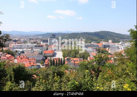 Blick von oben auf die Hauptstadt LJUBLJANA in Slowenien in Mitteleuropa und den Kongressplatz Stockfoto