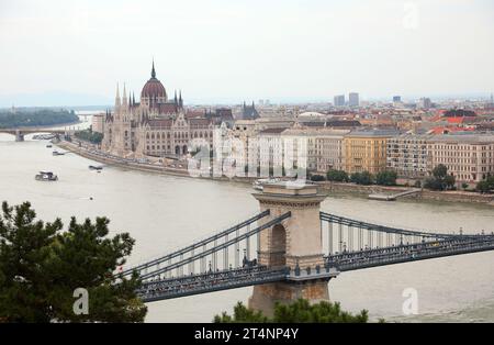 Klassischer Blick auf Budapest mit der Kettenbrücke über die Donau und dem Parlament im Hintergrund Stockfoto