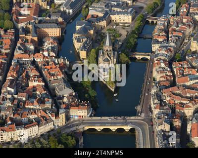 LUFTAUFNAHME. Petit Saulcy Island wurde von der Mosel erschaffen, protestantische Kirche am flussaufwärts gelegenen Ende der Insel. Metz, Moselle, Grand Est, Frankreich. Stockfoto