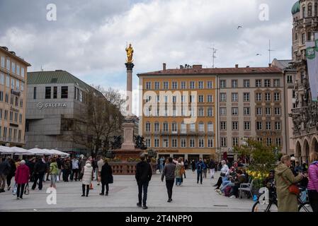 Die Mariensaule ist eine Mariensäule am Marienplatz in München. Es wurde 1638 errichtet, um das Ende der schwedischen Besatzung zu feiern Stockfoto