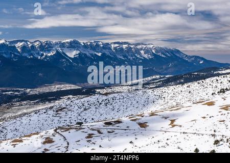 Serra de Cadí im Winter vom Skigebiet Guils Fontanera aus gesehen (Cerdanya, Katalonien, Spanien, Pyrenäen) ESP: Sierra de Cadí en invierno Stockfoto