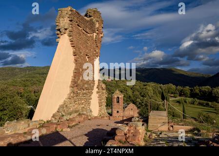 Überreste der Burg und darunter die Kirche Sant Martí del Brull bei Sonnenuntergang im Herbst (Osona, Barcelona, Katalonien, Spanien) Stockfoto