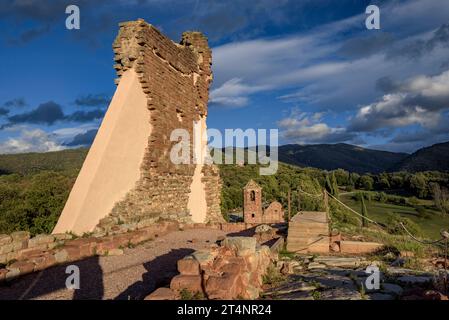 Überreste der Burg und darunter die Kirche Sant Martí del Brull bei Sonnenuntergang im Herbst (Osona, Barcelona, Katalonien, Spanien) Stockfoto