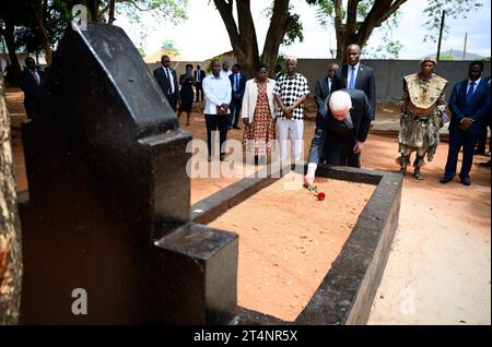 Songea, Tansania. November 2023. Bundespräsident Frank-Walter Steinmeier legt zusammen mit Nachkommen der Helden des Maji-Maji-Krieges eine Rose am Grab von Nduna Songea Luwafu Mbano im Songea Memorial Park. Er beendete seine Tansania-Reise am Mittwoch mit einem Beitrag zur Auseinandersetzung mit der deutschen Kolonialgeschichte und traf Familien in Songea, deren Vorfahren in einem brutalen Krieg in der Kolonie Deutsch-Ostafrika ums Leben kamen. Quelle: Bernd von Jutrczenka/dpa/Alamy Live News Stockfoto
