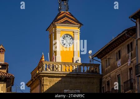 Uhrenturm am Rathaus von Vic auf dem Hauptplatz von Vic (Osona, Barcelona, Katalonien, Spanien) ESP: Torre del reloj en el Ayuntamiento de Vic Stockfoto