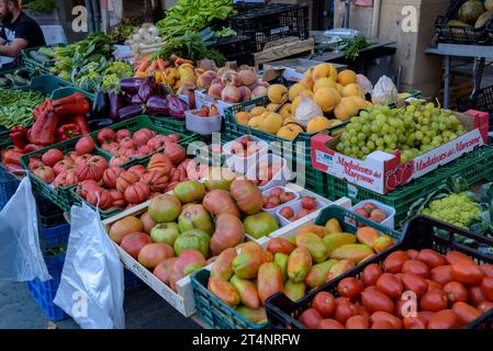 Detail eines Obst- und Gemüsestands auf dem Wochenmarkt auf dem Hauptplatz der Piazza de la la la Vic (Osona, Barcelona, Katalonien, Spanien) Stockfoto