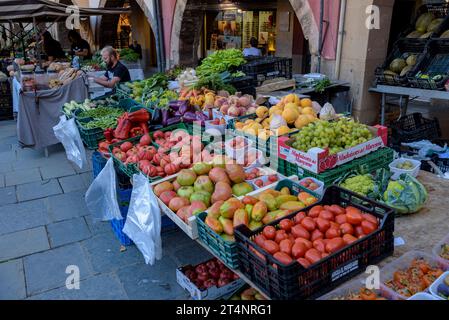 Detail eines Obst- und Gemüsestands auf dem Wochenmarkt auf dem Hauptplatz der Piazza de la la la Vic (Osona, Barcelona, Katalonien, Spanien) Stockfoto