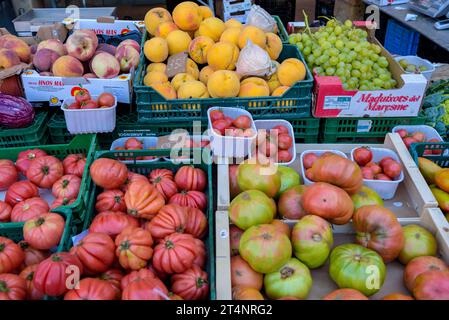 Detail eines Obst- und Gemüsestands auf dem Wochenmarkt auf dem Hauptplatz der Piazza de la la la Vic (Osona, Barcelona, Katalonien, Spanien) Stockfoto