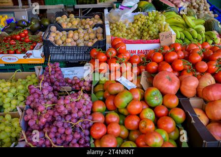 Detail eines Obst- und Gemüsestands auf dem Wochenmarkt auf dem Hauptplatz der Piazza de la la la Vic (Osona, Barcelona, Katalonien, Spanien) Stockfoto