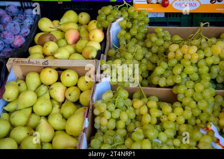 Detail eines Obst- und Gemüsestands auf dem Wochenmarkt auf dem Hauptplatz der Piazza de la la la Vic (Osona, Barcelona, Katalonien, Spanien) Stockfoto