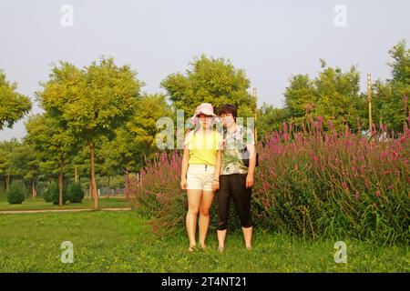 Luannan County - 13. Juli: Besucher machen einen Spaziergang durch den Park, am 13. Juli 2015, Luannan, Hebei, China Stockfoto