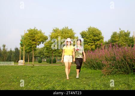 Luannan County - 13. Juli: Besucher machen einen Spaziergang durch den Park, am 13. Juli 2015, Luannan, Hebei, China Stockfoto