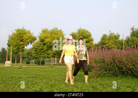 Luannan County - 13. Juli: Besucher machen einen Spaziergang durch den Park, am 13. Juli 2015, Luannan, Hebei, China Stockfoto