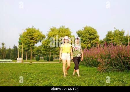 Luannan County - 13. Juli: Besucher machen einen Spaziergang durch den Park, am 13. Juli 2015, Luannan, Hebei, China Stockfoto