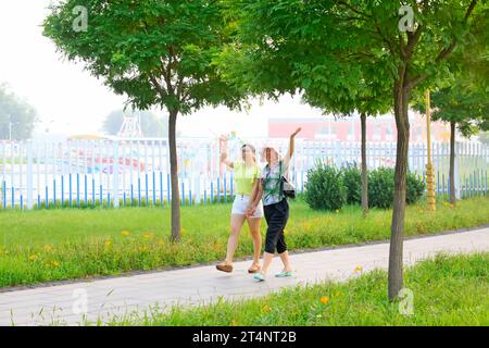 Luannan County - 13. Juli: Besucher machen einen Spaziergang durch den Park, am 13. Juli 2015, Luannan, Hebei, China Stockfoto