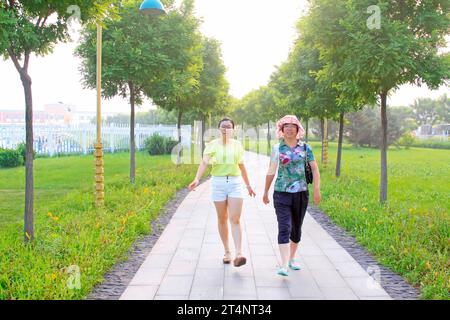 Luannan County - 13. Juli: Besucher machen einen Spaziergang durch den Park, am 13. Juli 2015, Luannan, Hebei, China Stockfoto