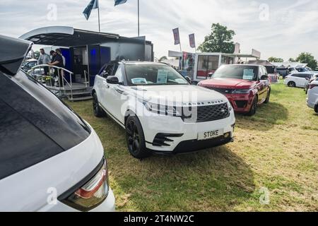 Nantwich, Cheshire, England, 26. Juli 2023. Weißer Range Rover Velar an einem Messestand, Leitbild für Automobilhandel. Stockfoto