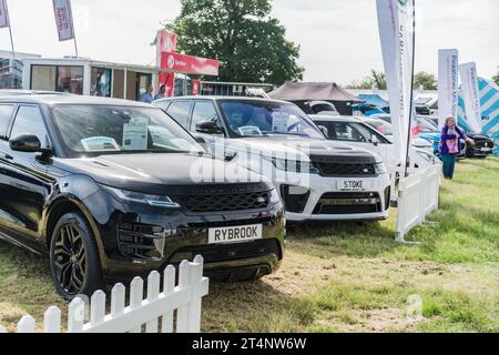 Nantwich, Cheshire, England, 26. Juli 2023. Schwarzer Range Rover Evoque und weißer Range Rover Sport SVR an einem Messestand. Stockfoto