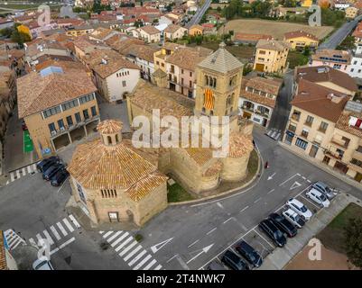 Luftaufnahme der Stadt und der romanischen Kirche Santa Eugènia de Berga in La Plana de Vic (Osona, Barcelona, Katalonien, Spanien) Stockfoto