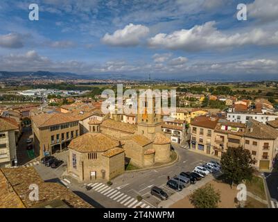 Luftaufnahme der Stadt und der romanischen Kirche Santa Eugènia de Berga in La Plana de Vic (Osona, Barcelona, Katalonien, Spanien) Stockfoto