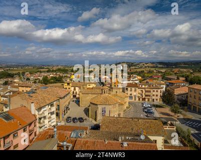 Luftaufnahme der Stadt und der romanischen Kirche Santa Eugènia de Berga in La Plana de Vic (Osona, Barcelona, Katalonien, Spanien) Stockfoto