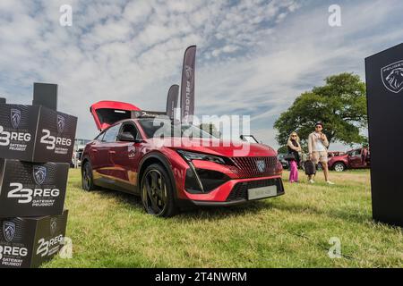 Nantwich, Cheshire, England, 26. Juli 2023. Red Peugeot 408 bei einer Veranstaltungsausstellung, Leitbild für den Lifestyle von Automobilen. Stockfoto