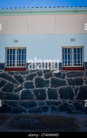 29.10.2023, xovx, Politik, Reise. Robben Island - Gefängnisinsel vor Kapstadt Fenster von Nelson Mandelas Zelle vom Gefängnishof des Zellenblocks des Hochsicherheitstrakts auf der Gefängnisinsel Robben Island vor der Küste von Kapstadt, in dem Nelson Mandela über 18 Jahre seiner Gefangenschaft in Einzelhaft inhaftiert wurde. Der spätere Präsident Südafrikas Nelson Mandela verbrachte hier von 1964 bis 1982 seiner insgesamt 27-jährigen Gefangenschaft, zumeist bei Einzelhaft und unmenschlichen Bedingungen. Die Insel Robben ist eine Insel zwölf Kilometer vor der südafrikanischen Stadt Kapstadt. In DE Stockfoto