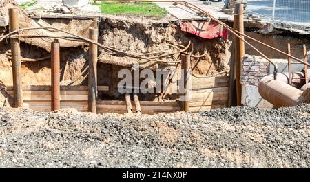 Austausch der Wasserleitungen, Reparatur und Renovierung der Heizungshauptleitung Austausch der Heizungsrohre und Modernisierung der Heizungsanlage. Heizungsbau Stockfoto