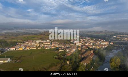 Aus der Vogelperspektive des Dorfes Roda de Ter umgeben von Nebel an einem Herbstmorgen in der Plana de Vic (Osona, Barcelona, Katalonien, Spanien) Stockfoto