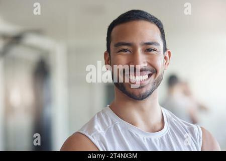 Ich liebe es, im Fitnessstudio zu sein. Porträt eines gutaussehenden jungen männlichen Athleten, der im Fitnessstudio steht. Stockfoto