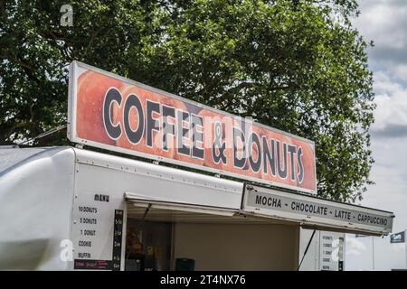 Nantwich, Cheshire, England, 26. Juli 2023. Kaffee- und Donuts-Schild, Lebensmittel- und Informationsredaktionelle Illustration. Stockfoto