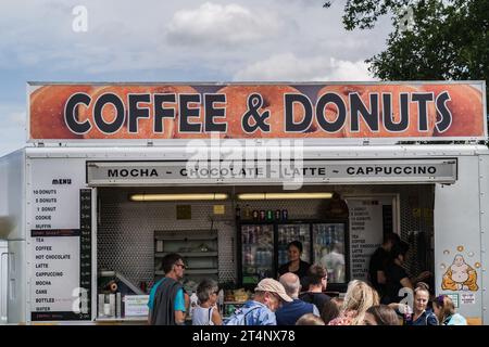 Nantwich, Cheshire, England, 26. Juli 2023. Kaffee- und Donuts-Schild, Lebensmittel- und Informationsredaktionelle Illustration. Stockfoto