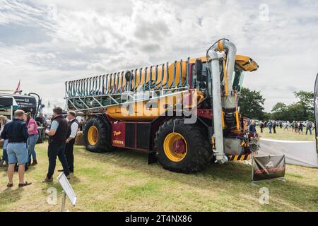 Nantwich, Cheshire, England, 26. Juli 2023. Selbstfahrender Schlammtanker bei einer Veranstaltung, redaktionelle Illustration für Landwirtschaft und Maschinen. Stockfoto