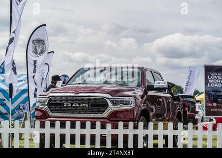 Nantwich, Cheshire, England, 26. Juli 2023. Red RAM 1500 Double Cab Pickup Truck bei einer Veranstaltung, Leitbild für Lifestyle in der Automobilindustrie. Stockfoto