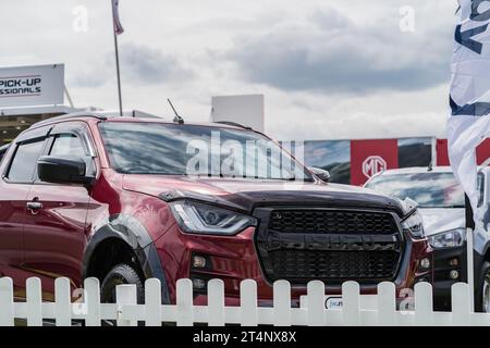 Nantwich, Cheshire, England, 26. Juli 2023. Ansicht eines Isuzu-Kühlergrills und der Scheinwerfer mit weißem Zaun im Vordergrund. Stockfoto