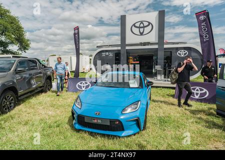 Nantwich, Cheshire, England, 26. Juli 2023. Blauer Toyota GR86 am Messestand im Showroom, Leitbild für Automobilhandel. Stockfoto