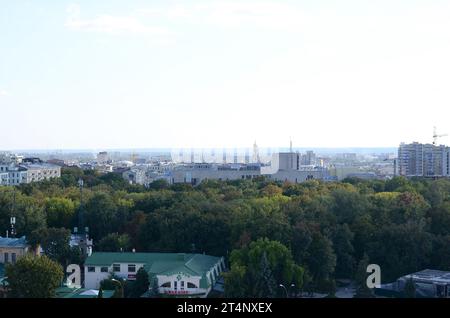 KHARKIV, UKRAINE - 25. OKTOBER 2019 aus der Luft bei Sonnenuntergang mit den Straßen des Stadtzentrums von Charkiw. Autos, die das Wohnviertel fahren Stockfoto