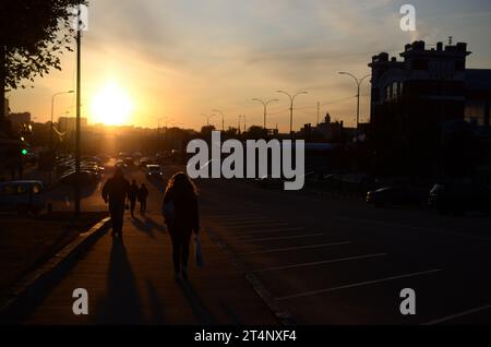 KHARKIV, UKRAINE - 25. OKTOBER 2019 aus der Luft bei Sonnenuntergang mit den Straßen des Stadtzentrums von Charkiw. Autos, die das Wohnviertel fahren Stockfoto