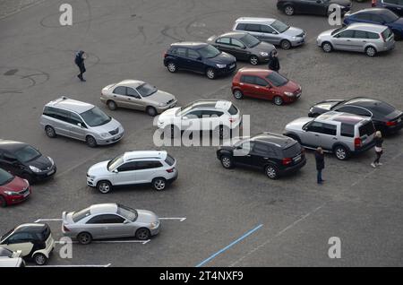 KHARKIV, UKRAINE - 25. OKTOBER 2019 aus der Luft bei Sonnenuntergang mit den Straßen des Stadtzentrums von Charkiw. Autos, die das Wohnviertel fahren Stockfoto