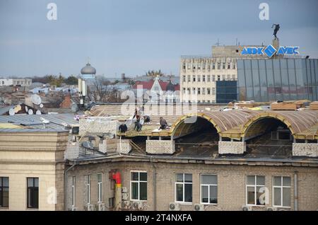 KHARKIV, UKRAINE - 25. OKTOBER 2019 aus der Luft bei Sonnenuntergang mit den Straßen des Stadtzentrums von Charkiw. Autos, die das Wohnviertel fahren Stockfoto