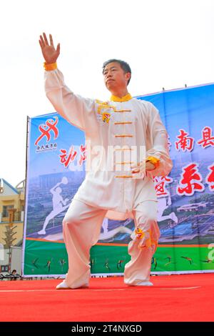 Luannan County - 7. August: Chinesisches Tai Chi chuan auf der Bühne, am 7. August 2015, Luannan County, Provinz hebei, China Stockfoto