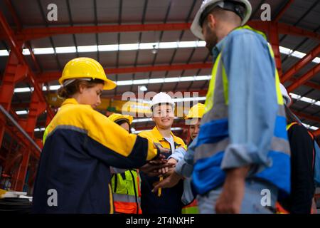 Arbeiter arbeiten in der Blechfabrik. Arbeiter und Industriekonzept. Stockfoto