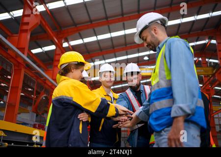 Arbeiter arbeiten in der Blechfabrik. Arbeiter und Industriekonzept. Stockfoto