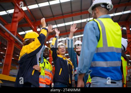 Arbeiter arbeiten in der Blechfabrik. Arbeiter und Industriekonzept. Stockfoto