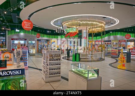 Duty-Free-Shop am Flughafen Manchester in England, Großbritannien. Stockfoto