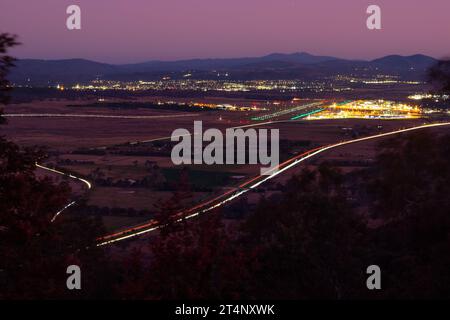 Lange Exposition des Flugzeugs, das vom Flughafen Canberra startet Stockfoto